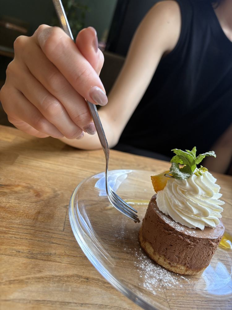 フォークでケーキをいただく手元