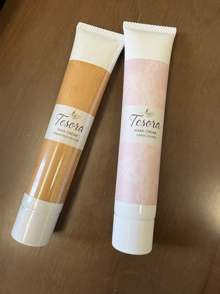 Tesoraハンドクリームのチューブ2本