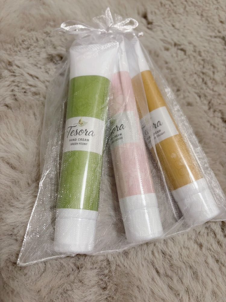 オーガンジーの袋に入った3本のTesoraハンドクリーム